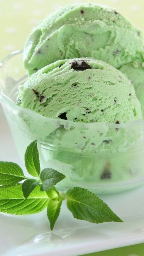 Ice Cream Lab, Korean Ice Cream, Mint Choco, Mint Chocolate Ice Cream, Green Ice Cream, Ice Cream Wallpaper, Mint Chocolate Chip Ice Cream, Mint Ice Cream, Fruit Mixes