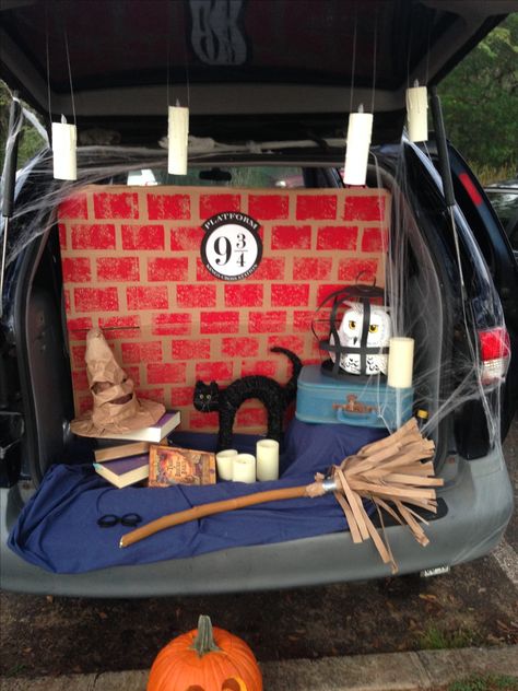 Harry Potter theme trunk or treat Harry Potter Trunk, Hogwarts Trunk, Halloween Car Decorations, Trunker Treat Ideas, Church Halloween, Trunk Or Treat Ideas, Hallowen Ideas, Hallowen Costume, Harry Potter Halloween