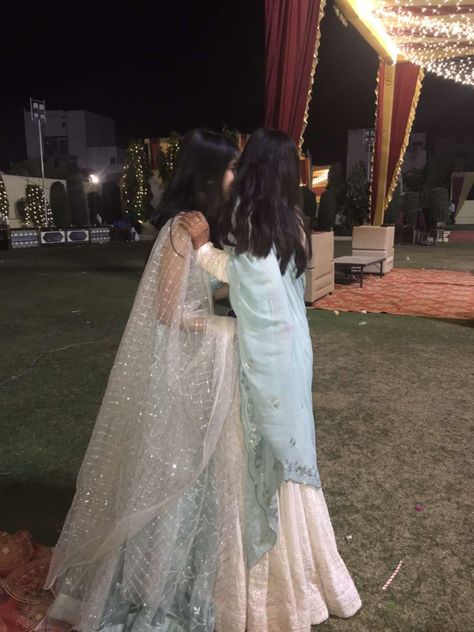 Indian Besties Aesthetic, Indian Wedding Aesthetic, South Asian Aesthetic, Desi Dress, Beautiful Casual Dresses, Desi Fashion Casual, Indian Photoshoot, Desi Clothes, Classy Photography