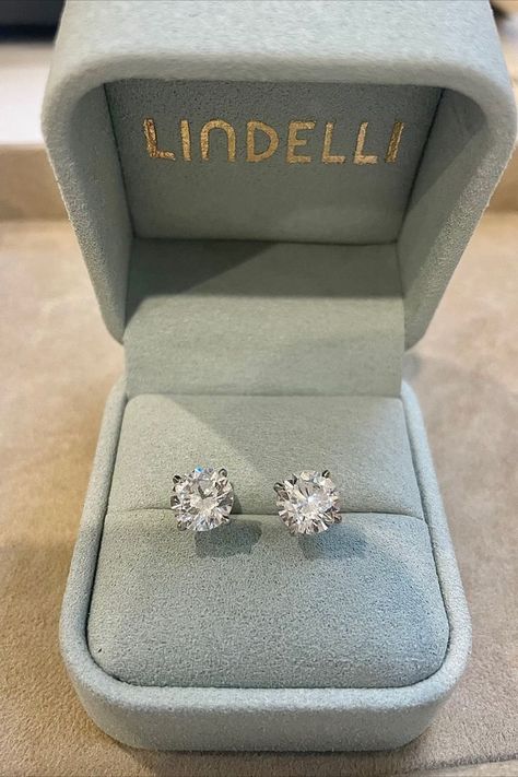 Diamond Earring Stack, Real Diamond Earrings, Iconic Moments, Luxury Jewellery, Jewellery Sets, Lab Grown Diamonds Engagement, Moissanite Earrings, Classy Jewelry, Moissanite Jewelry