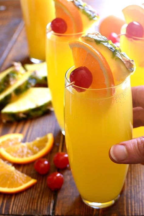 Tropical Mimosas are my new favorite brunch cocktail! This fruity mimosa recipe combines traditional mimosas with Malibu Rum and pineapple juice for a tropical drink that's perfect for summer! Breakfast Cocktail, Rumchata Drinks, Malibu Drinks, Breakfast Cocktails, Mimosa Recipe, Pumpkin Recipes Easy, Perfect Summer Drink, Malibu Rum, Rum Drinks