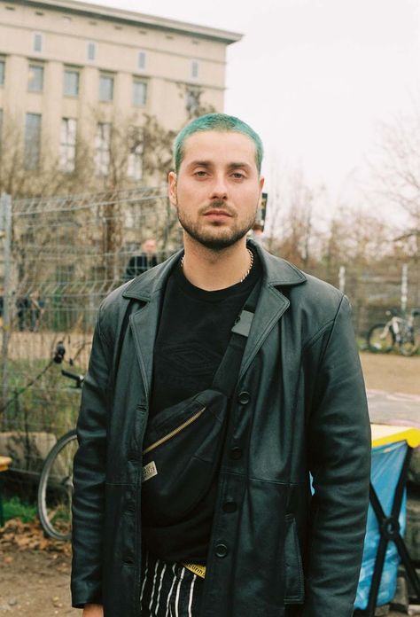 French photographer Sabrina Jeblaoui has been capturing party-goers outside Berlin clubs for over a year. Berlin Berghain, Techno Party Outfit, Berlin Nightlife, Berlin Club, Berlin Fashion Street, Nightlife Outfits, Clubbing Outfit, Techno Party, Berlin Street