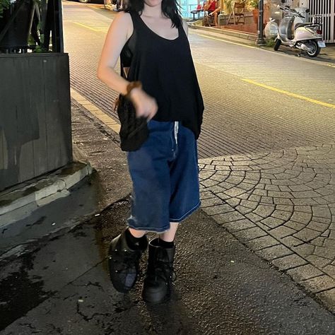 Billie Eilish Fashion, Billie Eilish Outfits, S N, Grunge Outfits, Black Outfit, Concert Outfit, Billie Eilish, Fashion Magazine, See You