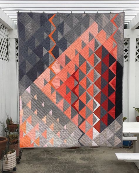 Gorgeous modern quilt - HST variations. Modern Quilts Contemporary, Contemporary Quilt Patterns, Drunkards Path Quilt, Quilts Modern, Modern Quilting Designs, Modern Quilt Blocks, Solid Quilt, Abstract Quilt, Quilt Modernen