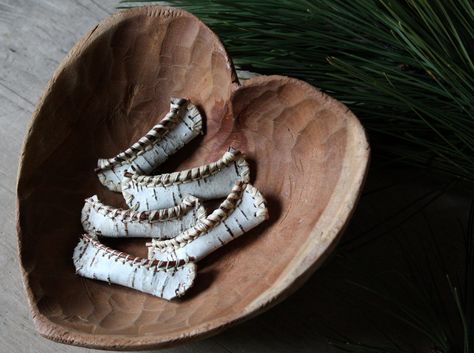 A few more canoes added to my collection.  I made these out of birch that I gathered from one of our downed trees, small poplar twigs, and raffia.  They're small, just over 2" long.    Tutorial here:  lilfishstudios.blogspot.com/2010/12/tiny-birch-bark-canoe... Bark Idea, Birch Bark Crafts, Birch Bark Baskets, Birch Craft, Natural Essence, Nativity Crafts, Canoes, Birch Bark, Tree Bark