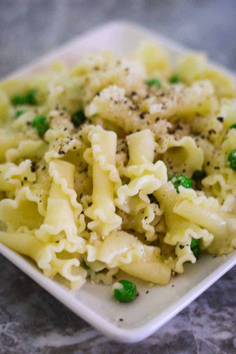 Gigli pasta with peas is a Mediterranean pasta dish that combines Gigli pasta with the pasta e piselli recipe to create an awesome family dinner. Gigli Pasta Recipes, Green Peas Recipes, Campanelle Pasta, Pasta With Peas, Quick Family Dinners, Mediterranean Pasta, Pasta Meals, Pasta Pot, Pasta Ingredients