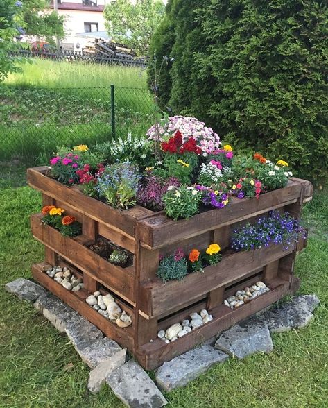 Pallet Flower Garden Grow Beans, Diy Garden Landscaping, Diy Garden Bed, Pallet Planter, Diy Raised Garden, Raised Garden Beds Diy, Patio Diy, Pallet Garden, Patio Decorating Ideas On A Budget