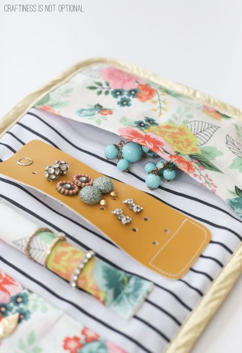 travel jewelry clutch Diy Earring Holder, Jewerly Organizer, Jewelry Storage Diy, Travel Necklace, Diy Jewelry Holder, Travel Jewelry Organizer, Costura Diy, Jewelry Roll, Jewelry Organizer Diy