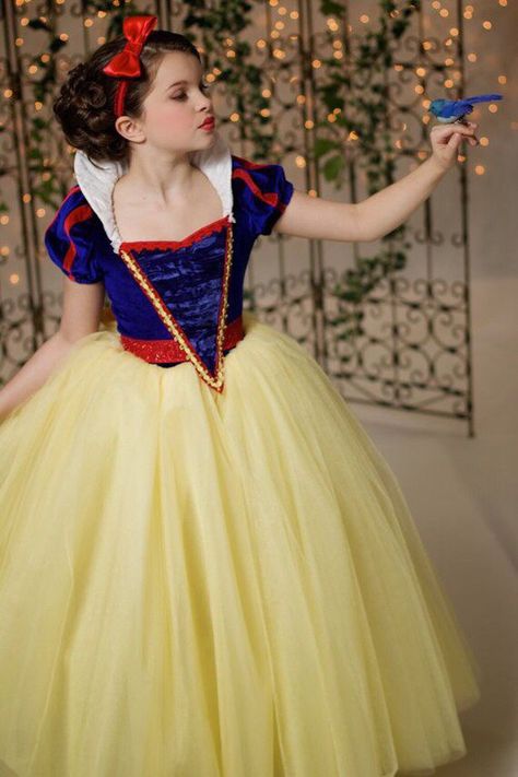 Snow White & blue bird Disney Inspired Dresses, Costume Carnaval, Disney Dress Up, Snow White Dresses, Baby Snow, Snow White Costume, Costume Disney, Snow White Disney, Snow Dress