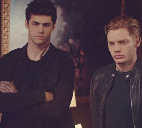 That alec and jace fight in 3x10 was EPIC Alec And Jace Parabatai, Alec And Jace, Jace Herondale, Clary And Jace, Shadowhunters Tv Show, Dominic Sherwood, Nogitsune Stiles, Matthew Daddario, Shadowhunter Chronicles