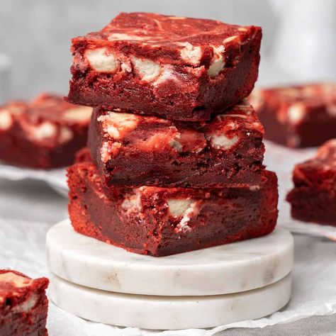 Red Velvet Brownies (VIDEO) Red Velvet Blondies, Red Brownies Velvet, Cookies And Cream Red Velvet Brownies, Red Velvet Swirl Brownies, Brownies Video, Redvelvet Cheesecake Brownies Recipe, Spatula Desserts, Red Velvet Brownies Recipe, Raspberry Cheesecake Cookies