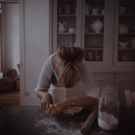 Woman Baking Aesthetic, Quinn Fabray Aesthetic, Izzie Greys Anatomy, Lit Aesthetic, Disney Au, Quinn Fabray, Disney Princess Modern, Girl Cooking, Rina Kent