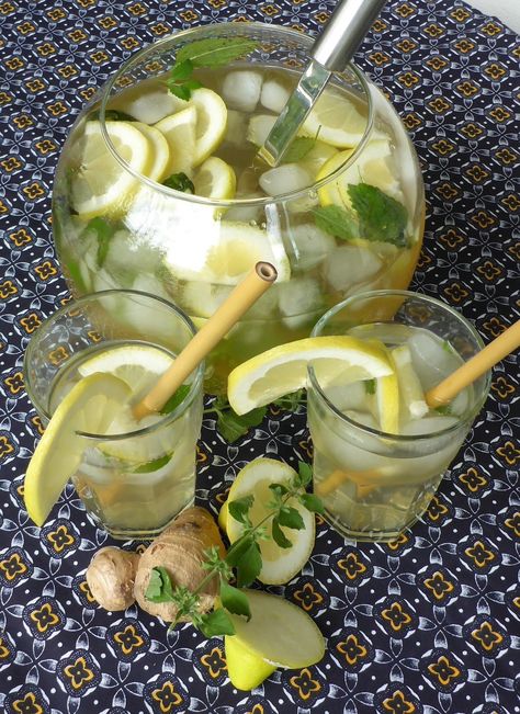 Lemon Balm Recipes, Ginger Iced Tea, Ginger And Lemon, Lemon Balm Tea, Lemon Health Benefits, Iced Tea Recipes, Drinks Recipes, Lemon Balm, Tea Recipes