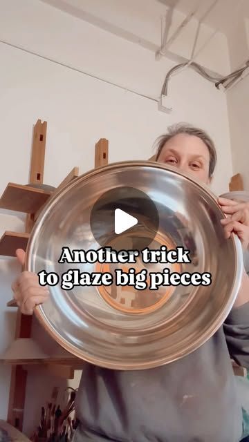 Johanie Bernard on Instagram: "My friend @goye_artisteceramiste reminded me of this trick, and now I remember how it hurts 😂
But still a very good way to glaze when you want a clean job ✨
#ceramictricks #ceramics #glazingpottery #pottery" How To Glaze Ceramics, Pottery Glazing Techniques, Ceramic Tutorials, Glaze Pottery, Glazing Techniques, Pottery Videos, Slab Pottery, Glaze Ceramics, Pottery Glazes