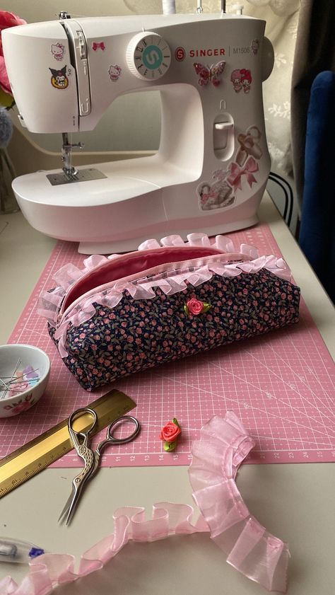 Sewing Hobby Aesthetic, Girly Sewing Projects, Sewing Ideas Aesthetic, Aesthetic Sewing Projects, Sewing Makeup Bag, Cute Sewing Ideas, Little Sewing Projects, Sewing Aesthetic, Sewing Hobby