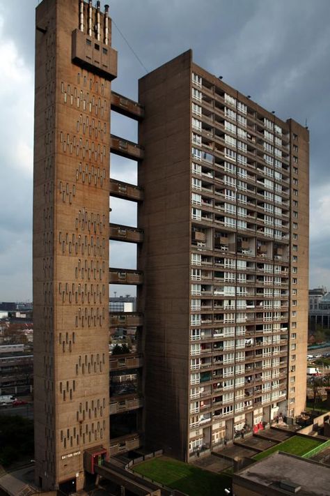 The Balfron Tower in SE London. Balfron Tower, Berlin Architecture, Villa Savoye, Le Corbusier Architecture, Brutalism Architecture, Brutalist Buildings, Brutalist Design, Tall Buildings, London Architecture