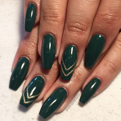 Fall Acrylic Nails Autumn Coffin Green, Short Xmas Nails Green, Xmas Nails Green And Gold, Dark Green Nails Designs Gold, Emerald Green Fall Nails, Emerald Green Gold Nails, Green And Gold Nails Ideas, Green And Gold Nails Short, Dark Green Nails Christmas