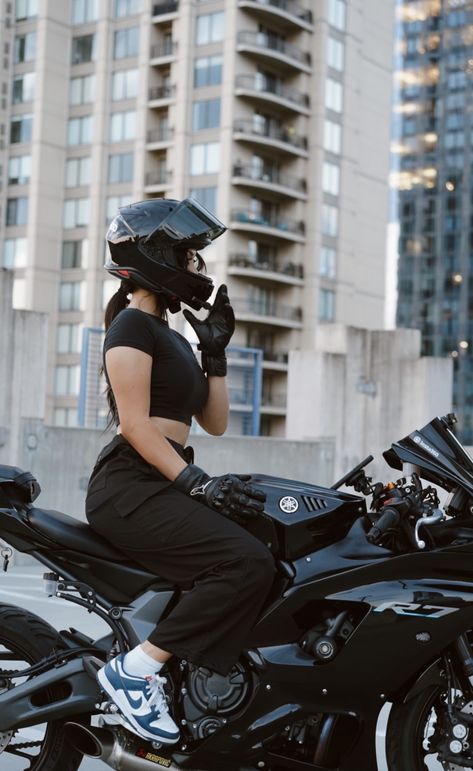 Ride Outfit Motorcycle, Motorcycle Girl Outfit, Biker Girl Aesthetic Outfits, Motorcycle Outfits For Women, R7 Yamaha, Motorcycle Helmets For Women, Ducati V4s, Prix Workshop, Nighttime Aesthetic