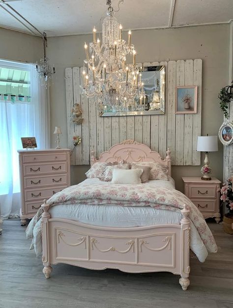 Classy Rooms Aesthetic, Hello Kitty Latina, Coquette Furniture, Winter Outfits Coquette, Red Pink Aesthetic, Pink Aesthetic Y2k, French Shabby Chic Bedroom, Aesthetic Outfits Coquette, Coquette House