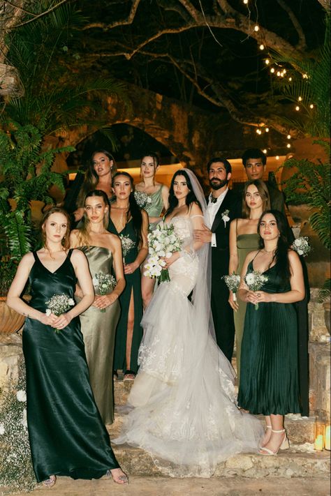 Wedding Green Aesthetic, Dark Green Dress Bridesmaid, Night Wedding Bridesmaids Dresses, Emerald Dress Bridesmaid, Green Emerald Bridesmaid Dresses, Bridesmaid Emerald Green Dresses, Green Bridesmaid Dresses Different Shades, Forest Green Bridesmaids Dresses, Green Bridesmaid Dresses Aesthetic