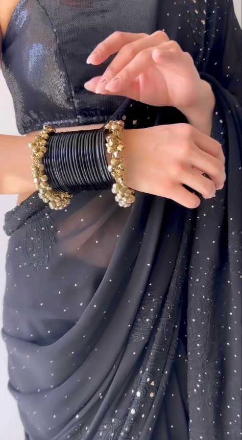 Black Indian Aesthetic, Glass Bangles Aesthetic, Saree With Bangles, Bangles Aesthetic, Wardrobe Traditional, Brown Girl Aesthetic, Simple Bride, Desi Aesthetics, Glass Bangles