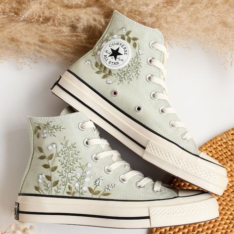 Lavender Converse, Converse Bleu, Customized Converse, Converse Embroidery, Embroidered Vans, Cute Converse Shoes, Garden Lavender, Embroidered Sneakers, Embroidered Converse