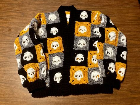 Learn how to make a unique and stylish Granny Square Skull Sweater with our free crochet pattern, using different colored squares. Crochet Halloween Patterns, Crochet Cardigan Pattern Free, Crochet Skull, Crochet Symbols, Skull Sweater, Crochet Halloween, Crochet Sweater Pattern Free, Halloween Crochet Patterns, Crochet Granny Square