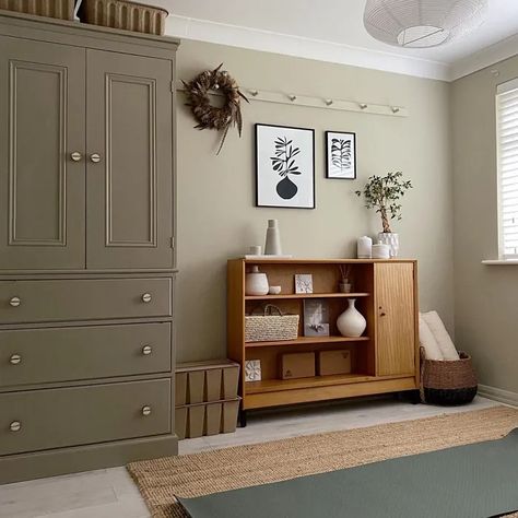 Farrow and Ball Old White 4 living room Farrow And Ball Old White, Farrow And Ball Bedroom, Farrow And Ball Living Room, Best Wall Colors, Lounge Room Styling, White Hallway, Tricia Guild, Old House Interior, Farrow And Ball Paint