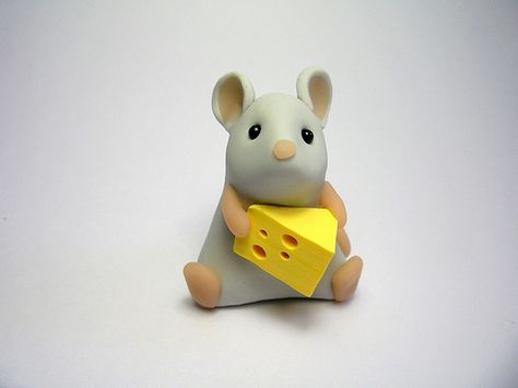 Wee Mouse with Swiss Cheese | Flickr - Photo Sharing! Clay Mouse Easy, Fondant Mouse, Mouse Polymer Clay, Polymer Clay Mouse, Mouse Clay, Ceramic Mouse, Mouse Cake Topper, Slice Of Cheese, Easy Polymer Clay