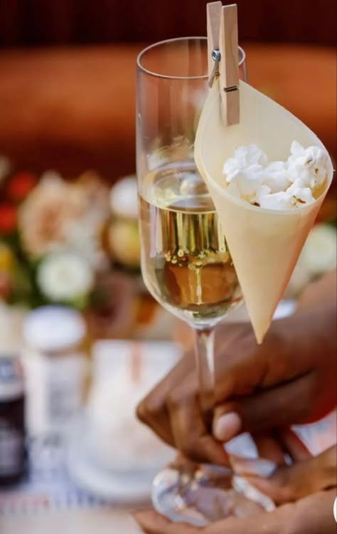 Champagne and popcorn Unique Event Ideas, Fest Temaer, Wedding Appetizers, Lake House Food Ideas, Lake Food Ideas Summer, Food Ideas Summer, Lake Food Ideas, Summer Corn Salad, Boat Food