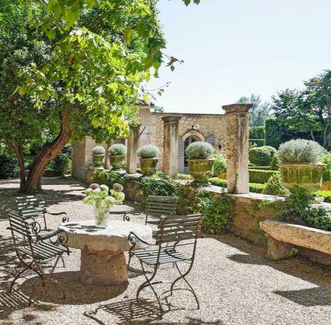 Courtyard Conservatory, French Chateau Interiors, Old World Interiors, French Country Interiors, Provence Garden, Chateaux Interiors, Italian House, Meditation Garden, French Country Garden