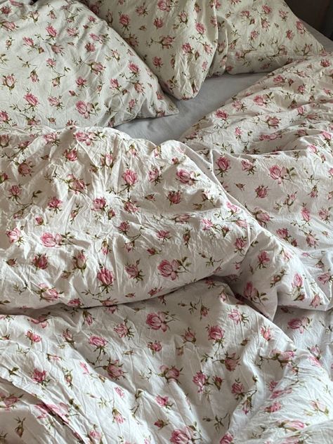 Cottage Core Bedrooms, Becky Core, Rooms Decoration, Sarah Adams, Lynn Painter, White Room Decor, Uni Room, Cute Bedding, Perfect Bedding