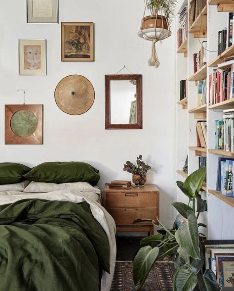 Green Bedding Room Decor, Modern Plant Bedroom Ideas, Dark California Cool Interior, Pottery Studio Interior Design Style, Keyboard In Bedroom, Midcentury Bedroom Aesthetic, Mid Mod Bedroom, Cozy Mid Century Modern Bedroom, Granola Room