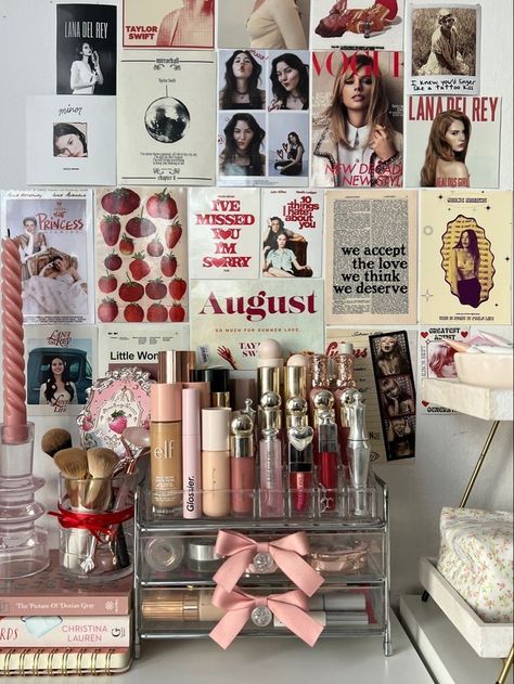 Carrie Bradshaw Room Aesthetic, Vogue Wall, Penyimpanan Makeup, Photowall Ideas, Dream Vanity, Uni Room, Girly Room, Inspire Me Home Decor, Pretty Room