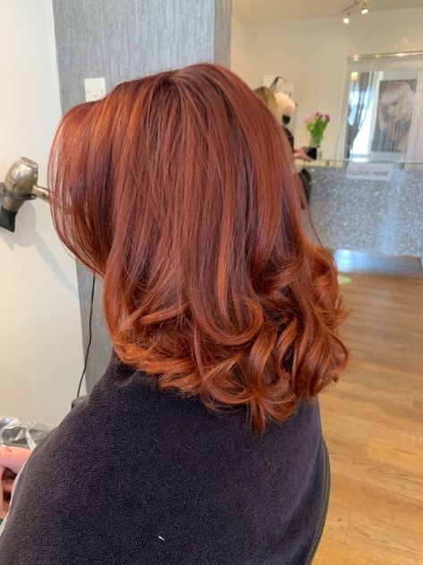 Red Roots Copper Ends, Ginger With Root Smudge, Copper Smudge Root, Copper With Root Smudge, Copper Hair Root Smudge, Copper With Root Shadow, Short Layered Copper Hair, Short Wavy Copper Hair, Root Smudge Copper Hair