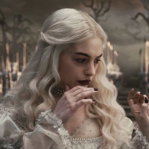 La reina blanca Queen Alice, Alice In Wonderland Aesthetic, Catty Noir, Tim Burton Movie, White Queen, Princess Aesthetic, Through The Looking Glass, Anne Hathaway, Tim Burton