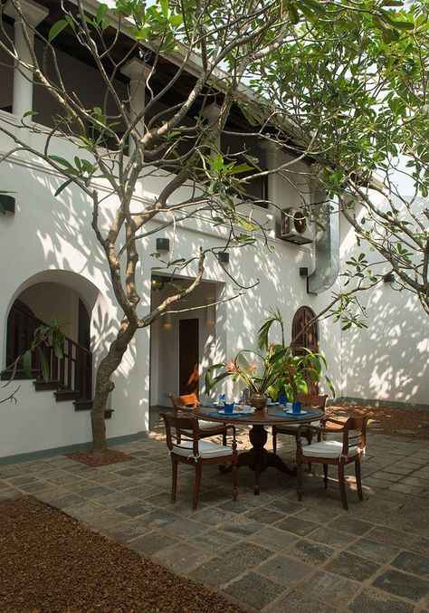 Courtyard In Front Of House, Goa Houses, Desi House, House Courtyard, Courtyard Home, Interior Courtyard, Indian House, Indian Home Design, Courtyard Design