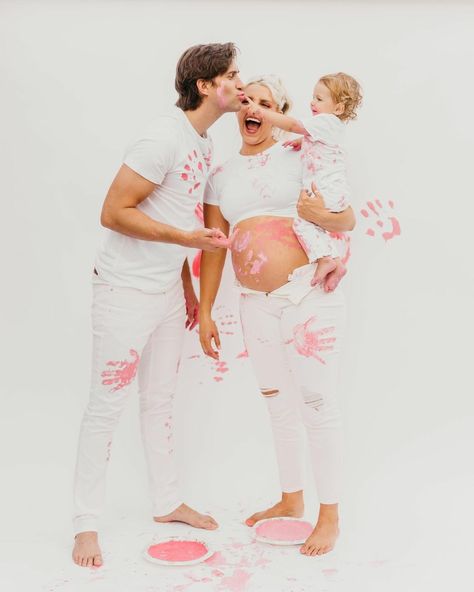 Gender Reveal Shooting, Gender Reveal Paint, Gender Reveal Theme Ideas, Natural Maternity Photography, Gender Reveal Photo Shoot, Gender Reveal Theme, Baseball Gender Reveal, Unique Gender Reveal, Gender Reveal Outfit