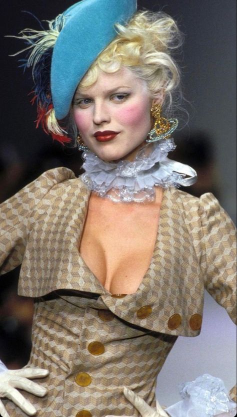 Guilded Glamour, Vivienne Westwood Fashion, Eva Herzigova, Mode Chanel, Claudia Schiffer, Naomi Campbell, Kate Moss, Mode Vintage, Mode Inspiration