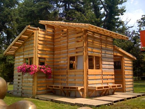 house2 pallets | Alvinix | Flickr Pallet House Plans, Pallet Shed Plans, Pallet Building, Beam Design, Humanitarian Projects, Pallet Shed, Pallet House, Painted Pots Diy, Diy Crafts For Adults