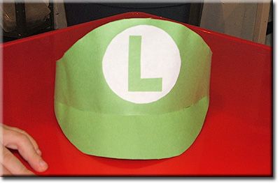 Super Mario Bros hat made from cnstruction paper. Mario Olympics, Mario And Luigi Hats, Luigi Hat, Mario Crafts, Video Game Crafts, Game Crafts, Mario Hat, Summer Day Camp, Camp Crafts