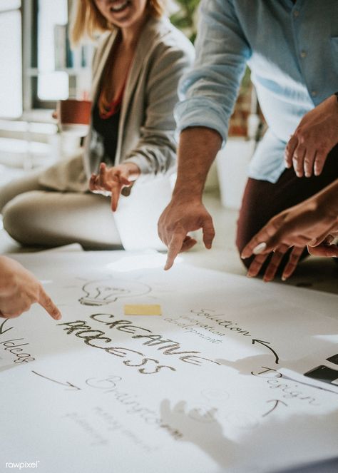 Business people brainstorming ideas using a chart | premium image by rawpixel.com / Felix Brainstorming Aesthetic, Team Work Aesthetic, Teamwork Aesthetic, Public Speaker Aesthetic, Advertising Aesthetic, Office Lifestyle, Business Workshop, Business Pictures, Birthday Captions Instagram