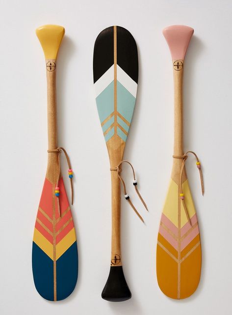 Wooden Anchor Decor, Painted Oars Paddles, Coastal Family Room Ideas, Canoe Paddle Decor, Painted Oars, Outdoor Sunroom, Paddle Decor, Oar Decor, Wooden Oars