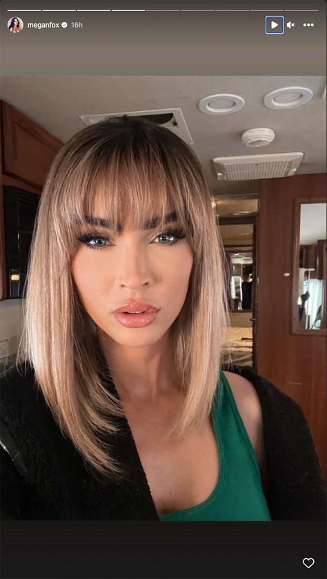 Megan Fox Blonde, Long Bob Blonde, Tan Skin Blonde Hair, Blonde Hair With Bangs, Fringe Hairstyles, Blonde Bobs, Megan Fox, Blonde Bob, Hair Transformation