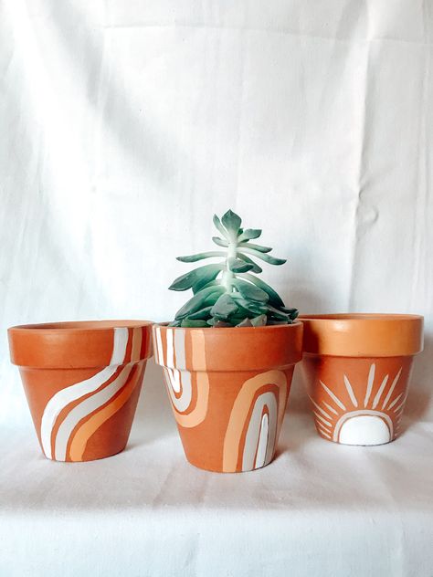 Diy Boho Pots, Boho Flower Pot Painting, Monstera Plant Pot Ideas, Aesthetic Painted Pots, Boho Pot Painting Ideas, Painted Flower Pots Boho, Painting Pots Ideas Aesthetic, Objects To Paint On, Plant Pot Painting Ideas Boho