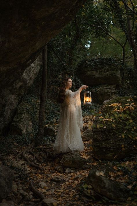 Outdoor Fantasy Photoshoot, Forest Princess Photoshoot, Outdoor Fairy Photoshoot Ideas, Elven Photoshoot Ideas, Fantasy Dress Photoshoot, Outlander Photoshoot Ideas, Fantasy Photography Portraits, Dark Fairytale Photoshoot, Fantasy Forest Photoshoot