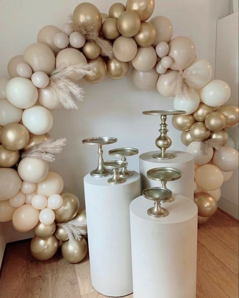 Engagement Balloons Decoration, Beige Balloons, Birthday Boho, Idee Babyshower, Wedding Balloon Decorations, 21st Birthday Decorations, Pastel Balloons, Arch Decoration, Diy Balloon Decorations