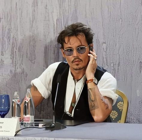 John Depp, جوني ديب, Johnny Depp Style, Young Johnny Depp, Johnny Depp Pictures, Johnny D, The Lone Ranger, Boys Long Hairstyles, Captain Jack Sparrow