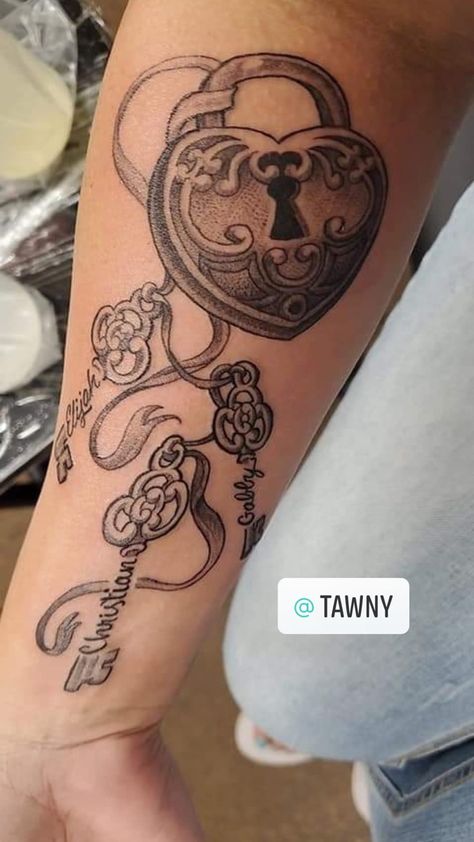 Tattoo Ideas Classy, Key To My Heart Tattoo, Lock And Key Tattoo, My Heart Tattoo, Keys To My Heart, Heart Tattoo Ideas, Wrist Tattoos Girls, Mama Tattoo, Cowgirl Tattoos