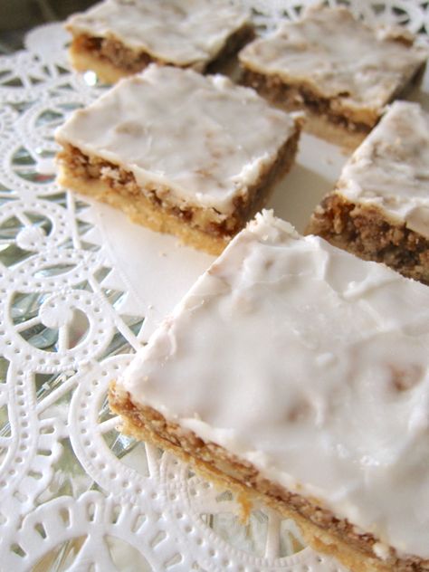 Amaretto Eggnog, Maple Pecan Bars, Red Velvet Cake Roll, Pecan Bars Recipe, Walnut Cookie Recipes, Maple Pecan Pie, Eggnog Cocktail, Bolo Red Velvet, Pecan Pie Filling